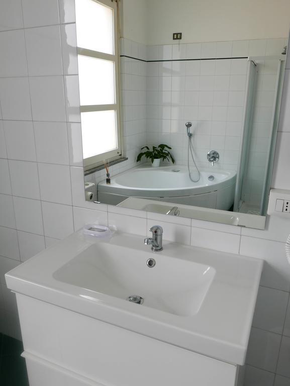 Guesthouse Flora Lodi Luaran gambar